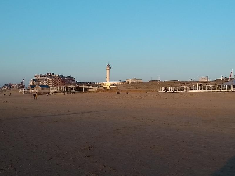 Breed strand en uitzicht op de boulevard